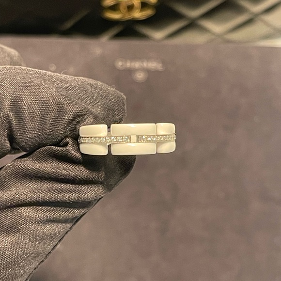COPY - Chanel Ultra ring in high tech white ceramic and Diamonds - Picture 6 of 6